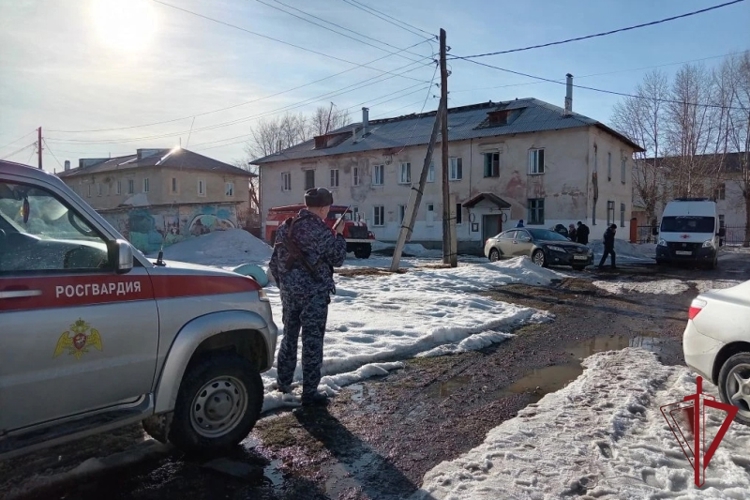 В Бурятии росгвардейцы спасли из пожара двух человек