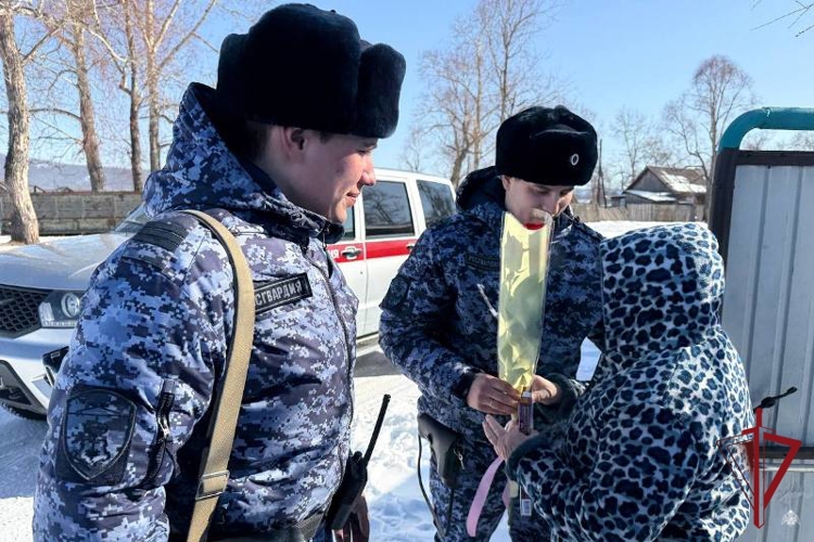 В Бурятии росгвардейцы поздравили женщин с наступающим 8 марта 