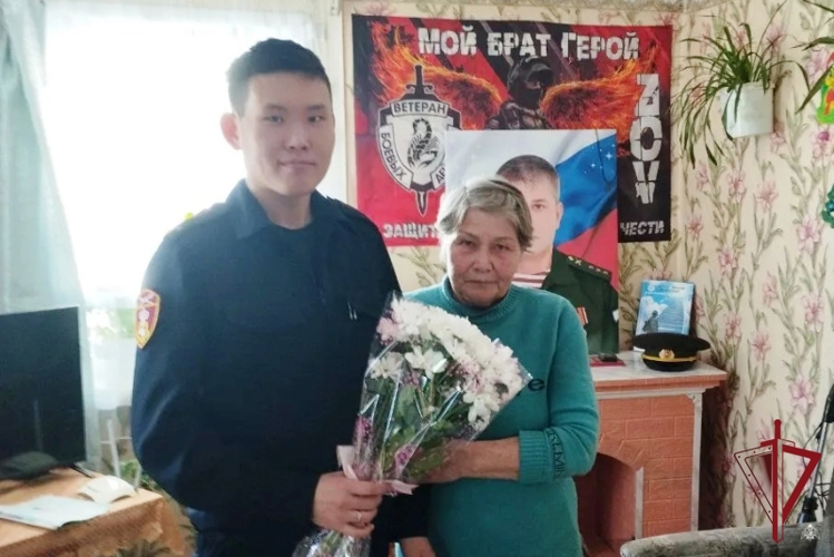 В Бурятии росгвардейцы поздравили женщин с наступающим 8 марта 