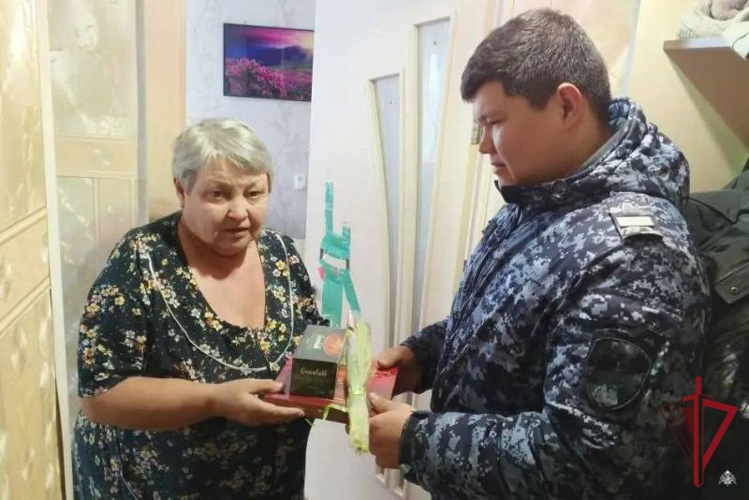 В Бурятии росгвардейцы поздравили женщин с наступающим 8 марта 