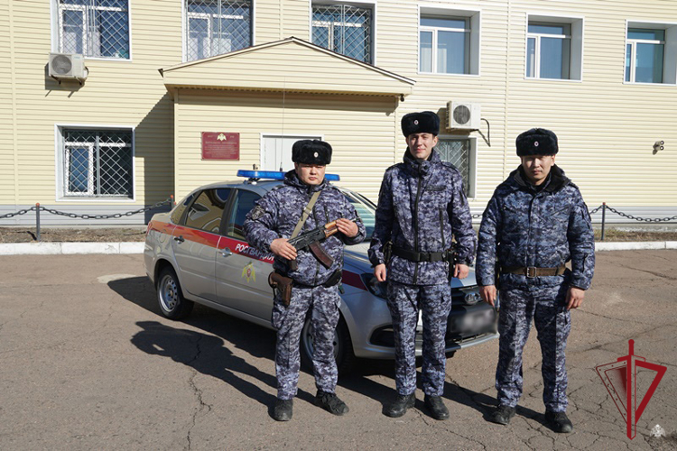 Жительница Улан-Удэ поблагодарила росгвардейцев за спасение имущества