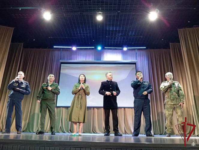 Сотрудник ОМОН «Кречет» принял участие в выездном концерте