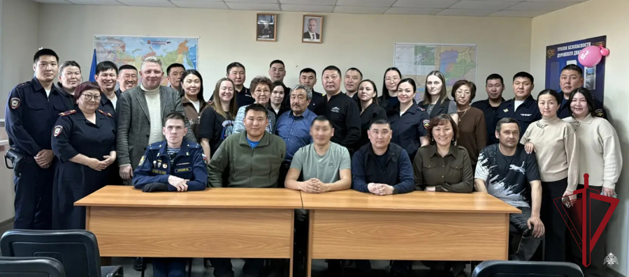 Сотрудник ОМОН «Кречет» принял участие в выездном концерте