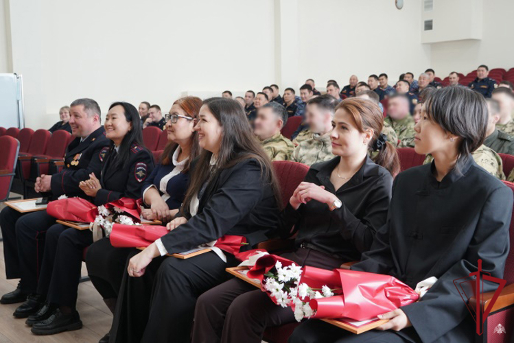В Улан-Удэ наградили журналистов в честь юбилея ведомства