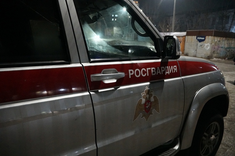 В Улан-Удэ росгвардейцы помогли эвакуироваться жильцам из горящего дома