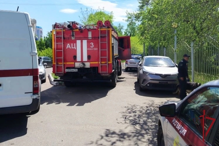 Взрывотехники Росгвардии обследовали объект образования в Улан-Удэ
