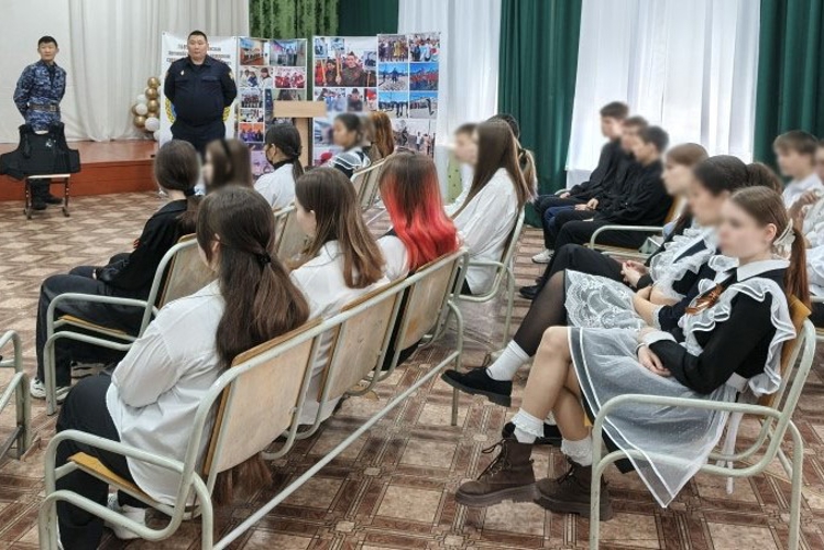 В преддверии Дня Победы в Баунтовском районе сотрудники вневедомственной охраны провели для старшеклассников урок мужества 