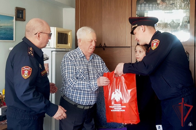 Ветеранов службы и детей войны поздравили росгвардейцы в Бурятии