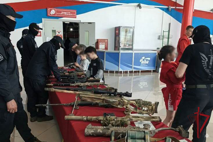 Сотрудники ОМОН организовали выставку на всероссийских соревнованиях по самбо в Бурятии