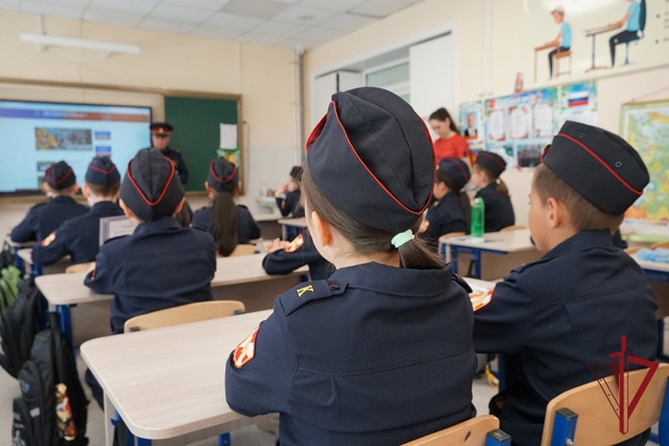 В улан-удэнской школе наградили лучших кадетов Росгвардии и их наставников