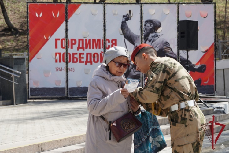В Улан-Удэ росгвардейцы Бурятии провели патриотическую акцию «Георгиевская лента»