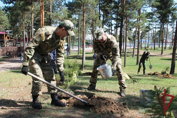 Росгвардейцы Бурятии заложили новую аллею в парке «Юбилейный»