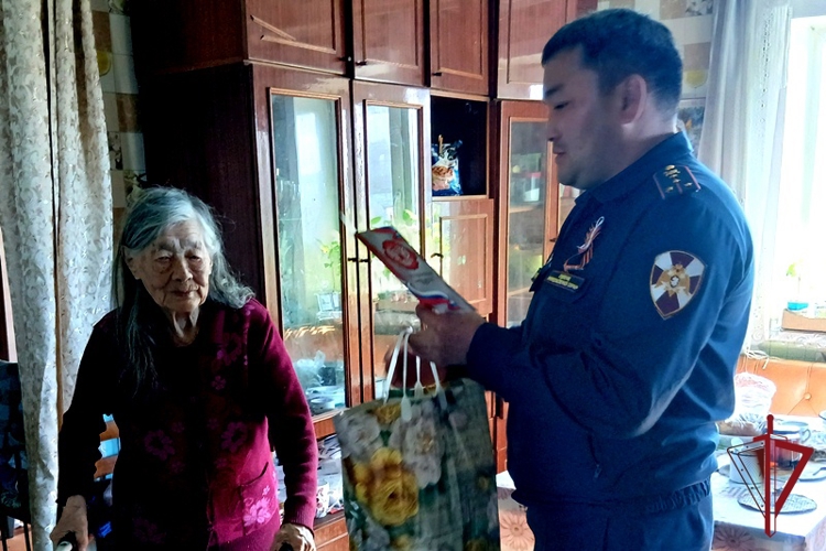 Ветеранов службы и детей войны поздравили росгвардейцы в Бурятии