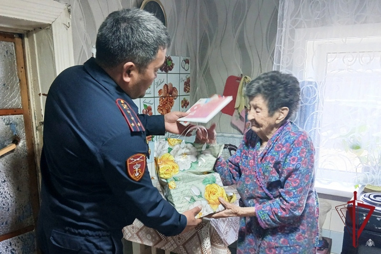 Ветеранов службы и детей войны поздравили росгвардейцы в Бурятии
