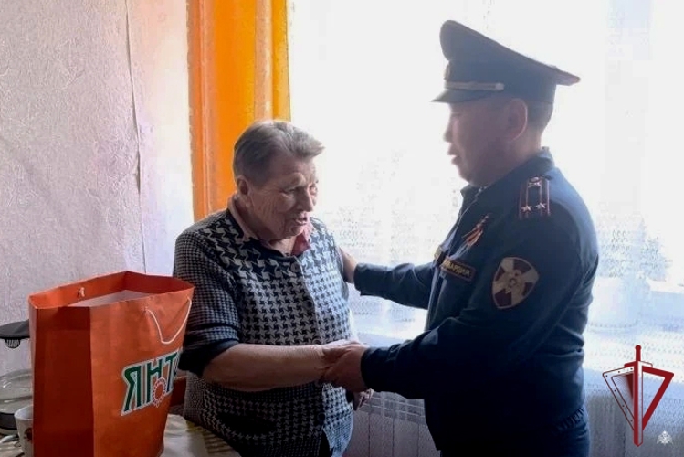 Ветеранов службы и детей войны поздравили росгвардейцы в Бурятии