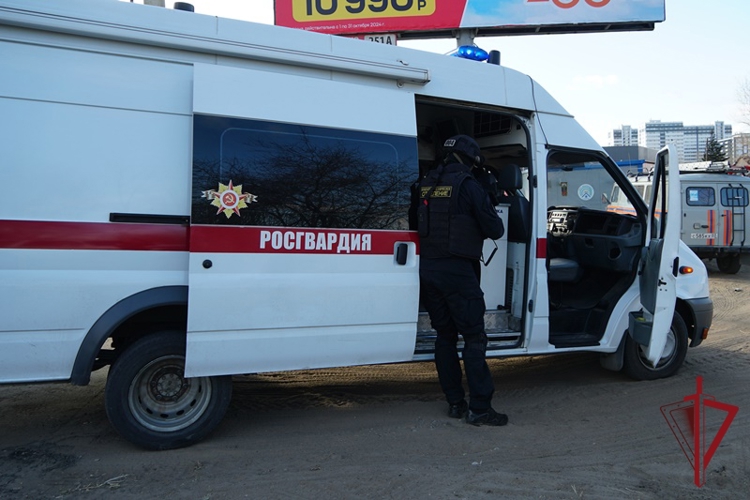 Взрывотехники Росгвардии обследовали здания судов