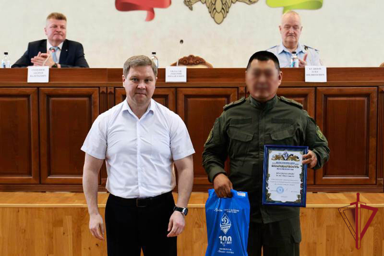 В Улан-Удэ сотруднику СОБР присвоено звание «Почетный динамовец»