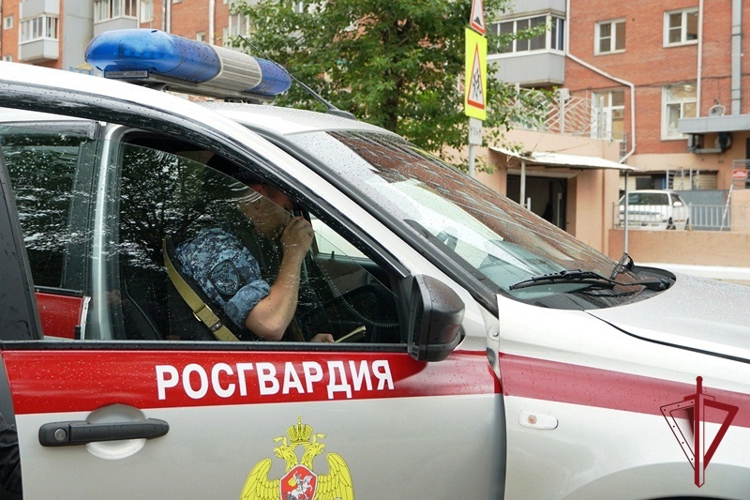 В Улан-Удэ росгвардейцы задержали неадекватного мужчину