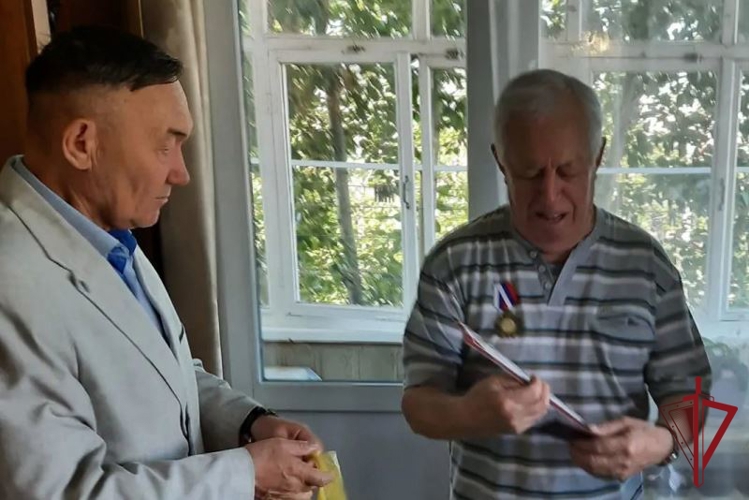 В Улан-Удэ росгвардейцы поздравили с 85-летним юбилеем ветерана вневедомственной охраны