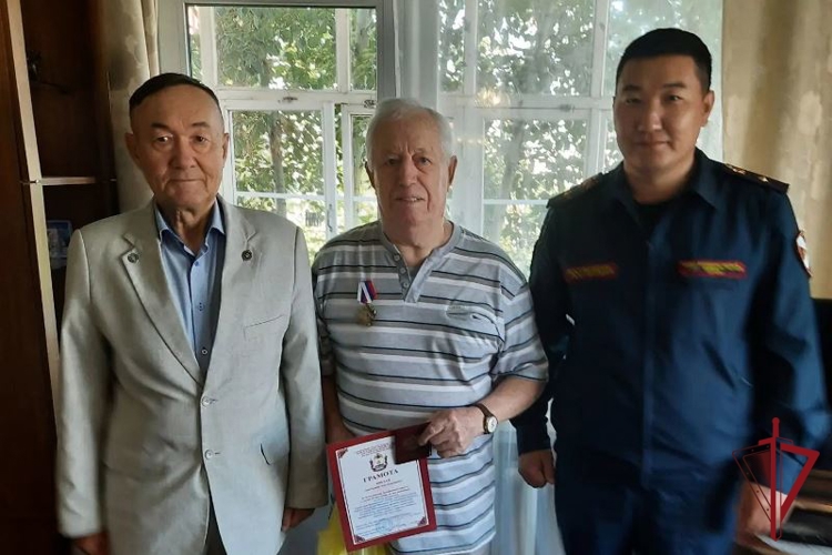 В Улан-Удэ росгвардейцы поздравили с 85-летним юбилеем ветерана вневедомственной охраны
