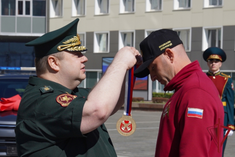 Заместитель директора Росгвардии генерал-полковник Василий Сонин поздравил победителей Всероссийского конкурса профессионального мастерства «Лучший по профессии»