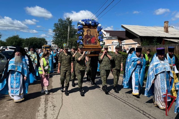 В Улан-Удэ росгвардейцы приняли участие в крестном ходе