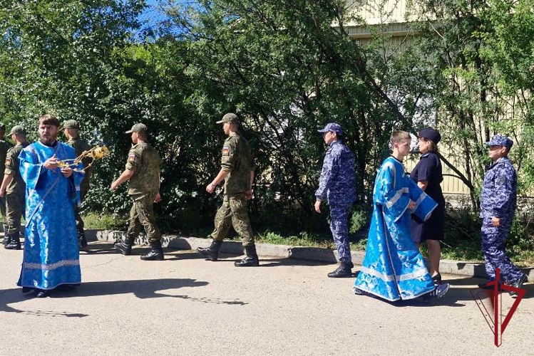 В Улан-Удэ росгвардейцы приняли участие в крестном ходе