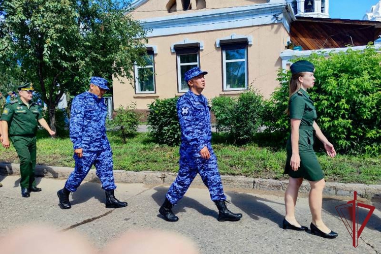 В Улан-Удэ росгвардейцы приняли участие в крестном ходе