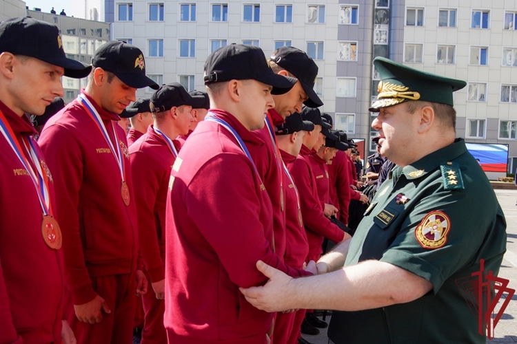 Заместитель директора Росгвардии генерал-полковник Василий Сонин поздравил победителей Всероссийского конкурса профессионального мастерства «Лучший по профессии»