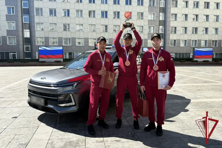 Заместитель директора Росгвардии генерал-полковник Василий Сонин поздравил победителей Всероссийского конкурса профессионального мастерства «Лучший по профессии»