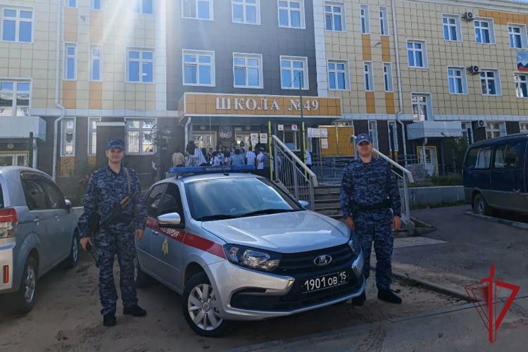 Росгвардейцы обеспечили безопасность в День знаний в Бурятии