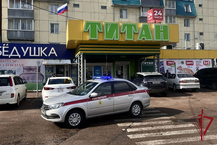 В Улан-Удэ росгвардейцы задержали подозреваемых в серии краж из продуктового магазина