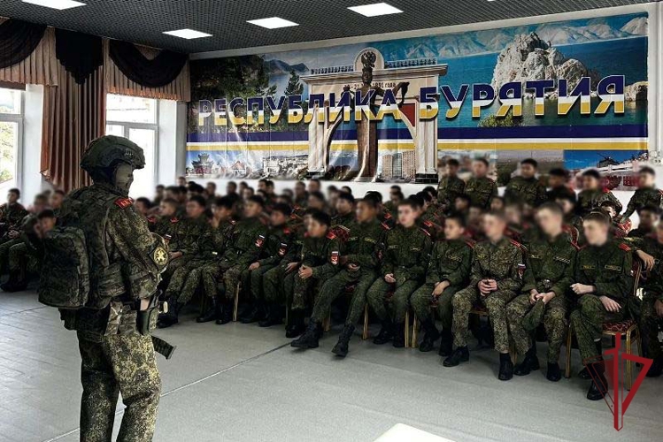 Офицер спецподразделения Росгвардии провел уроки мужества для улан-удэнских школьников
