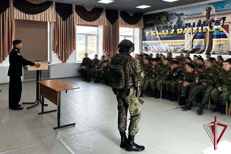 Офицер спецподразделения Росгвардии провел уроки мужества для улан-удэнских школьников