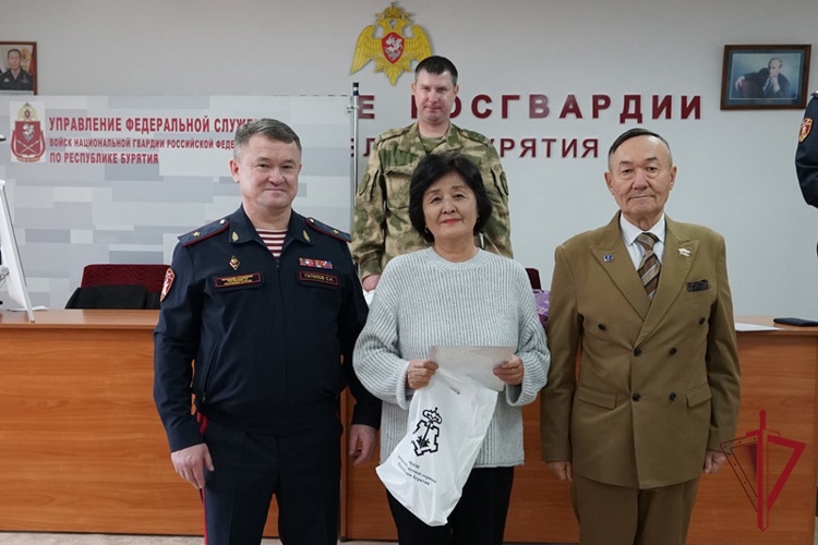 В Бурятии росгвардейцы поздравили ветеранов с Днем пожилого человека