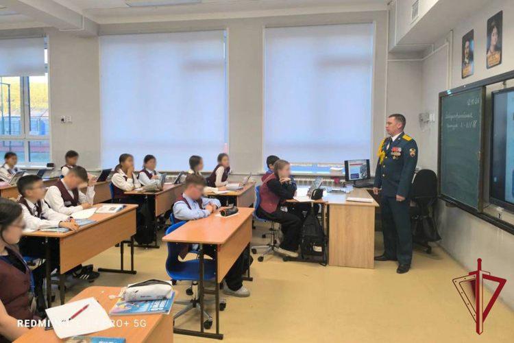 В преддверии Дня отца военнослужащий Росгвардии провел урок мужества для школьников