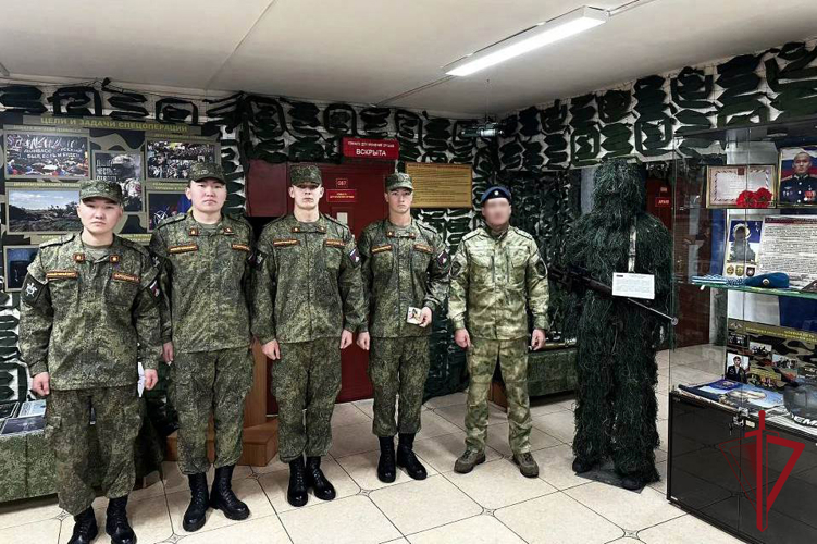 В Улан-Удэ сотрудники спецподразделений Росгвардии встретились со слушателями военно-учебного центра