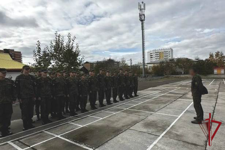 В Улан-Удэ сотрудники спецподразделений Росгвардии встретились со слушателями военно-учебного центра