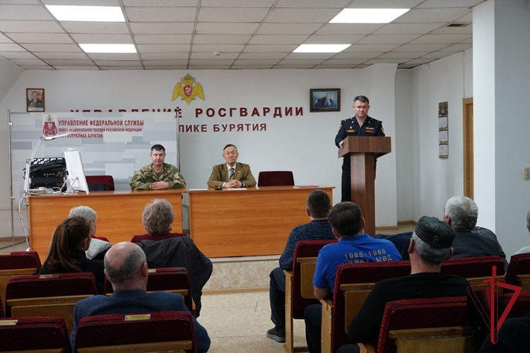 В Бурятии росгвардейцы поздравили ветеранов с Днем пожилого человека