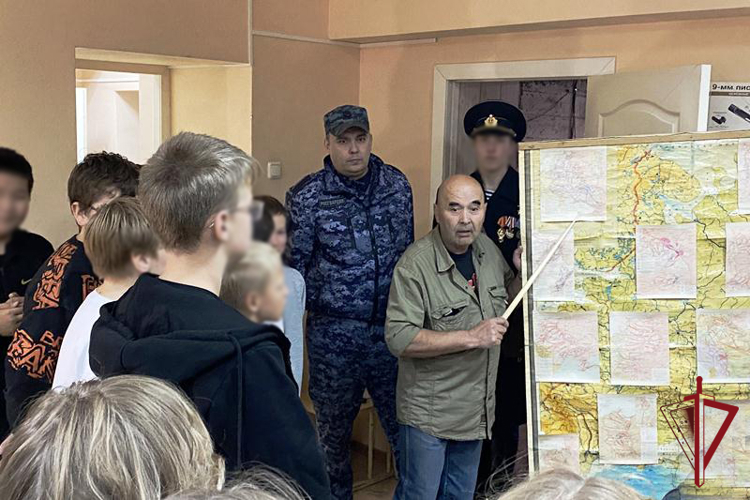 Сотрудники вневедомственной охраны Росгвардии провели урок мужества в Северобайкальске