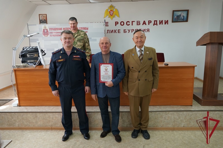 В Бурятии росгвардейцы поздравили ветеранов с Днем пожилого человека