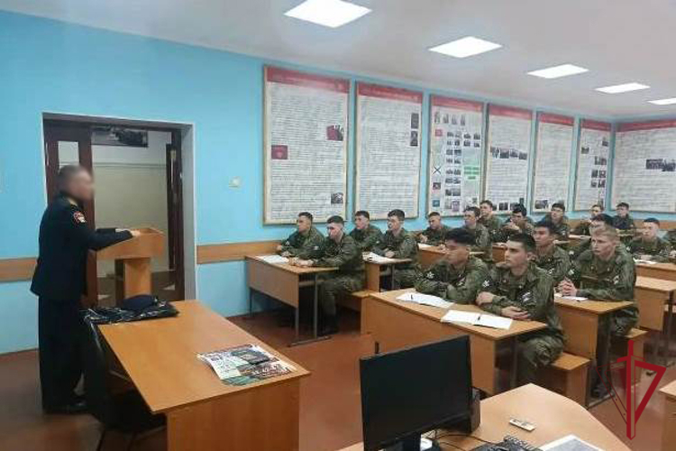 В Улан-Удэ сотрудники спецподразделений Росгвардии встретились со слушателями военно-учебного центра