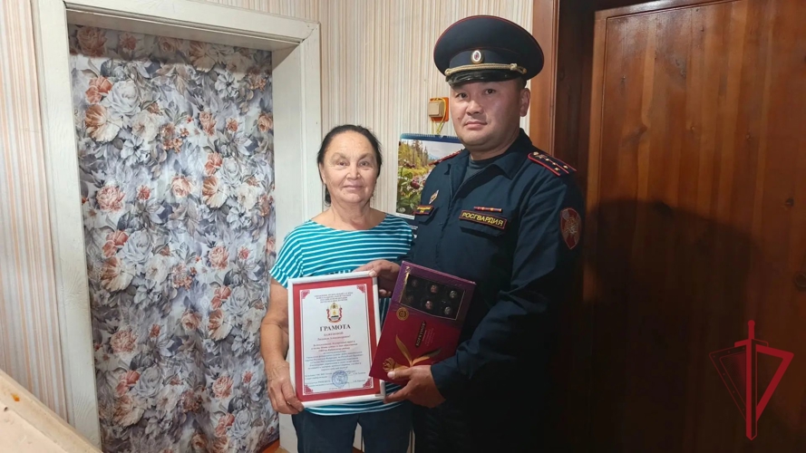 В Бурятии росгвардейцы поздравили ветеранов с Днем пожилого человека