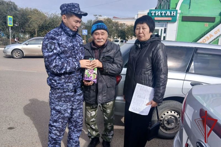 В Бурятии росгвардейцы поздравили ветеранов с Днем пожилого человека