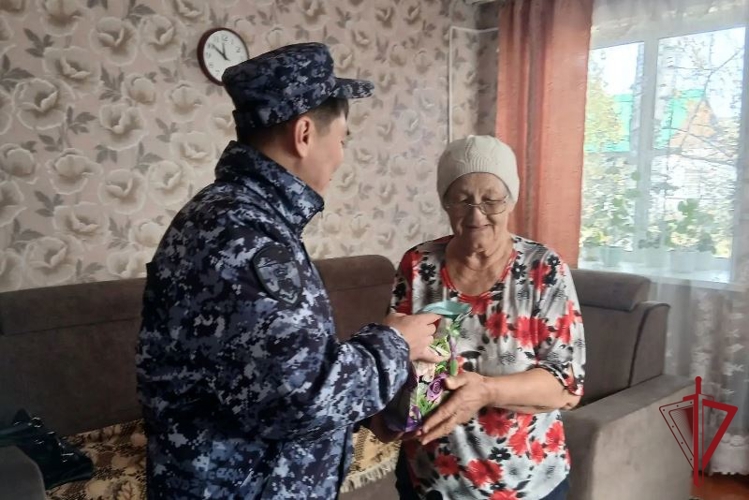 В Бурятии росгвардейцы поздравили ветеранов с Днем пожилого человека
