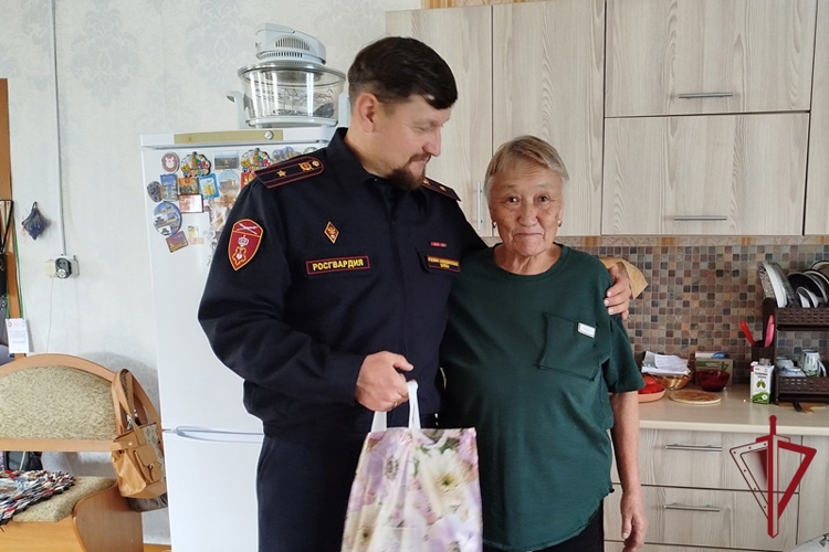 В Бурятии росгвардейцы поздравили ветеранов с Днем пожилого человека